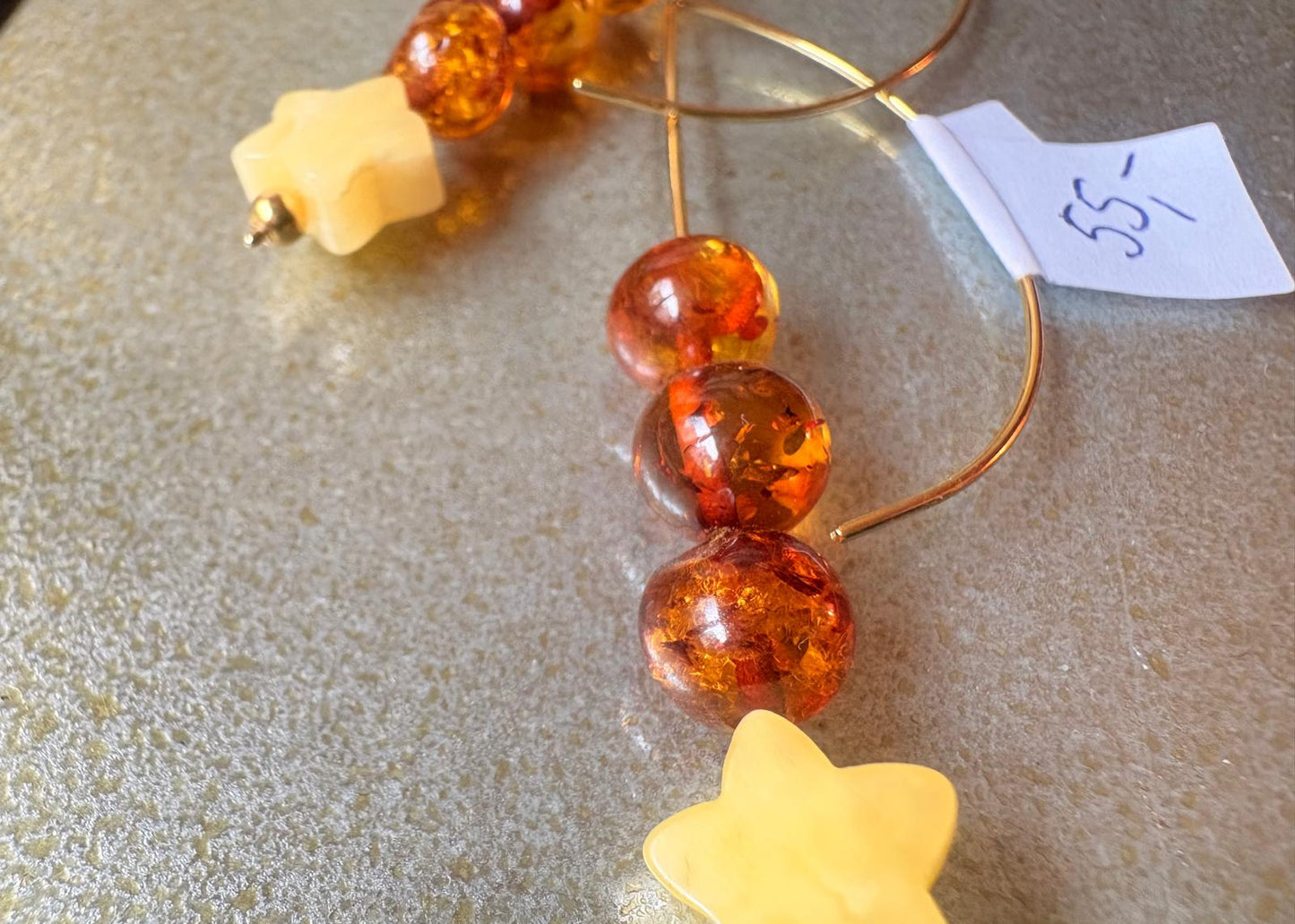 Moderne Ohrhänger aus natürlichem Bernstein