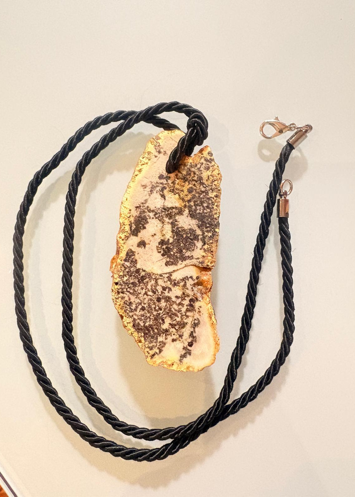 Anhänger Rohbernstein in trendiger Marmoroptik