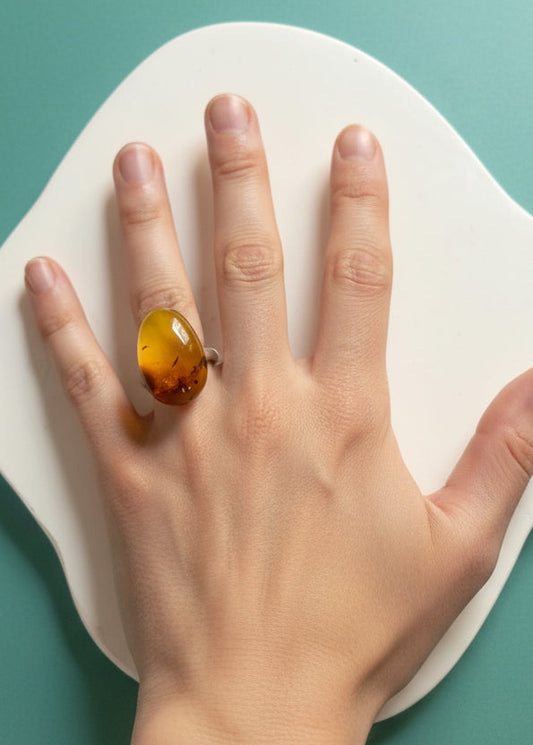 Schöner Ring aus natürlichen Bernstein