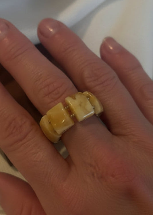 Schöner Ring aus weiß-gelben Naturbernstein