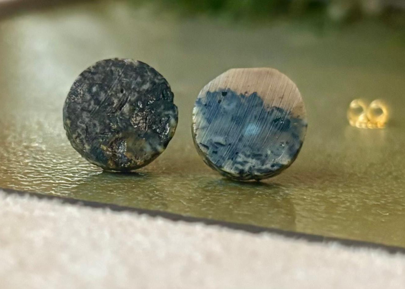 Multicolor-Ohrstecker mit blauen Bernstein