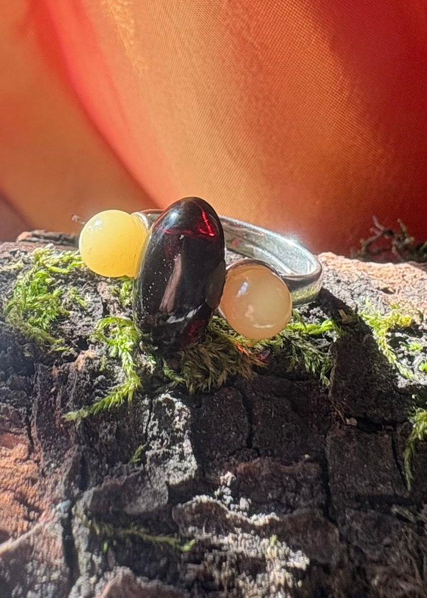 Bernsteinring mit Drei Krappen Fassung