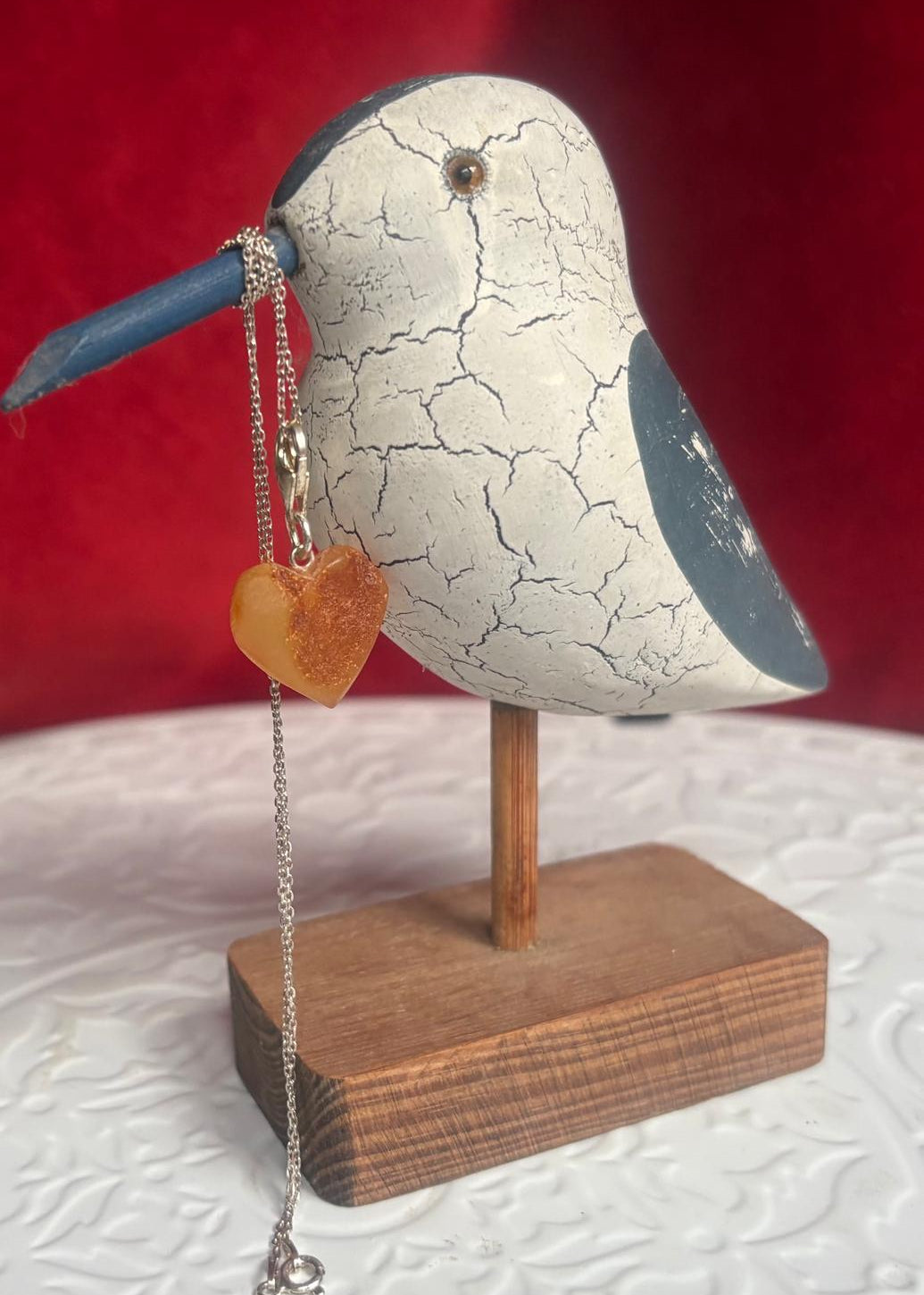 Schöner Rohbernstein mit herzförmigem Schliff