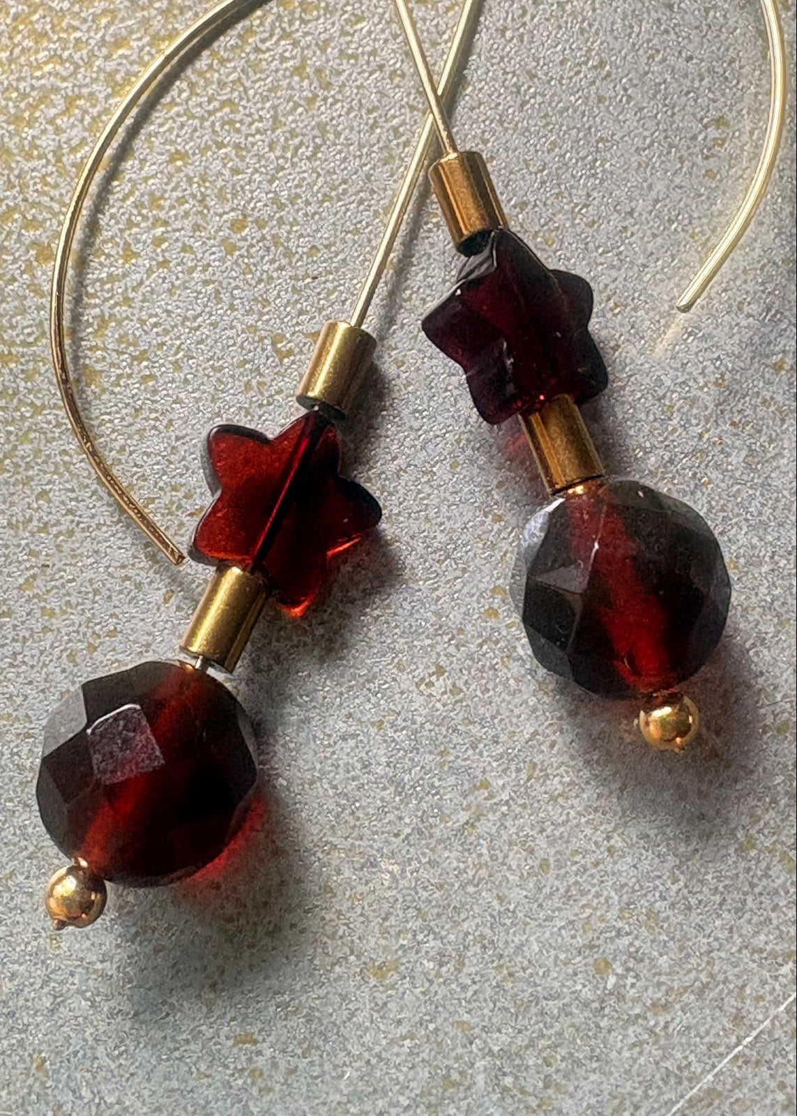 Schöner Ohrschmuck in Kirschrot