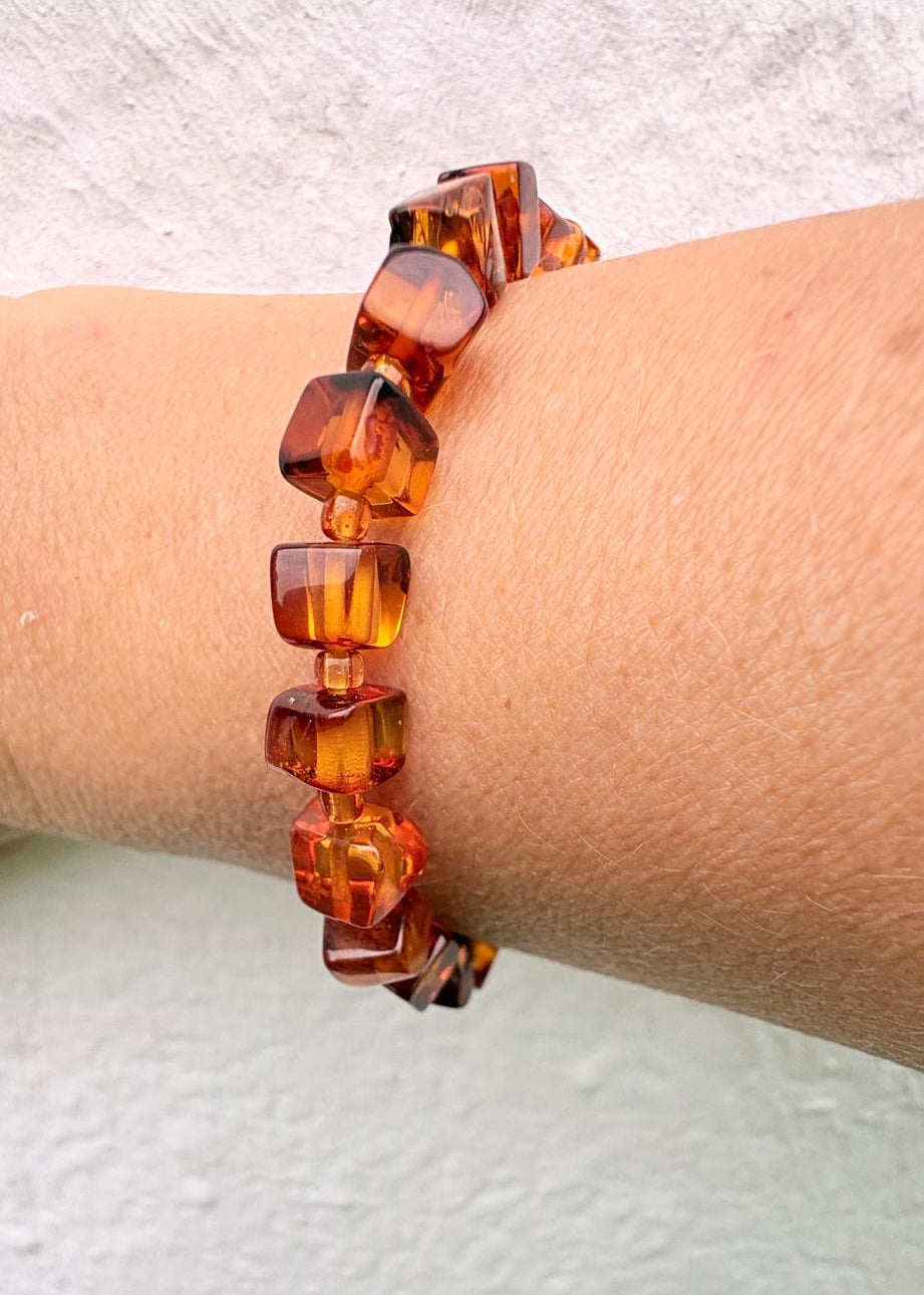 Modernes Bernstein Armband in authentischer Farbe Cognac