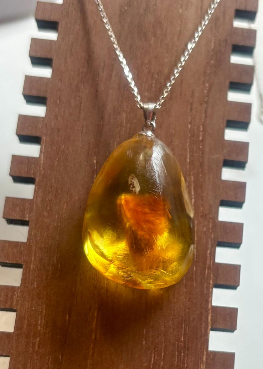 Schöner Bernsteinanhänger in Eiform