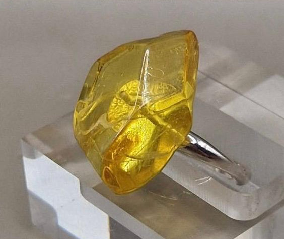 Bernsteinring mit facettiertem Schliff