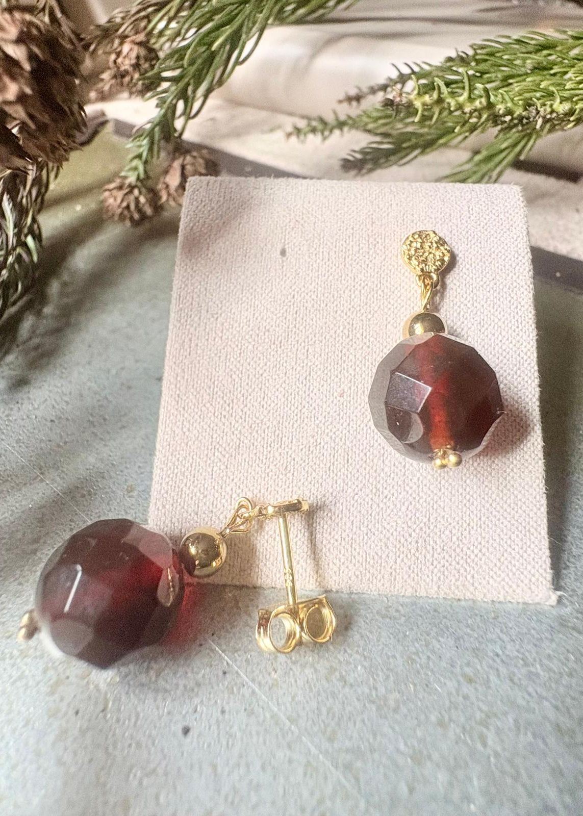 Ohrstecker Bernstein in tiefen Kirchrot