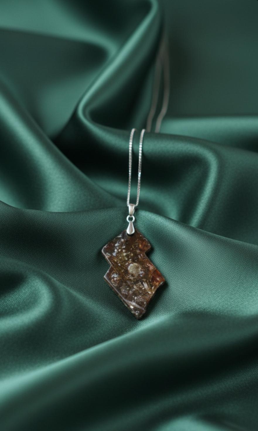 Schöner Großer Anhänger aus natürlichen baltischen Bernstein