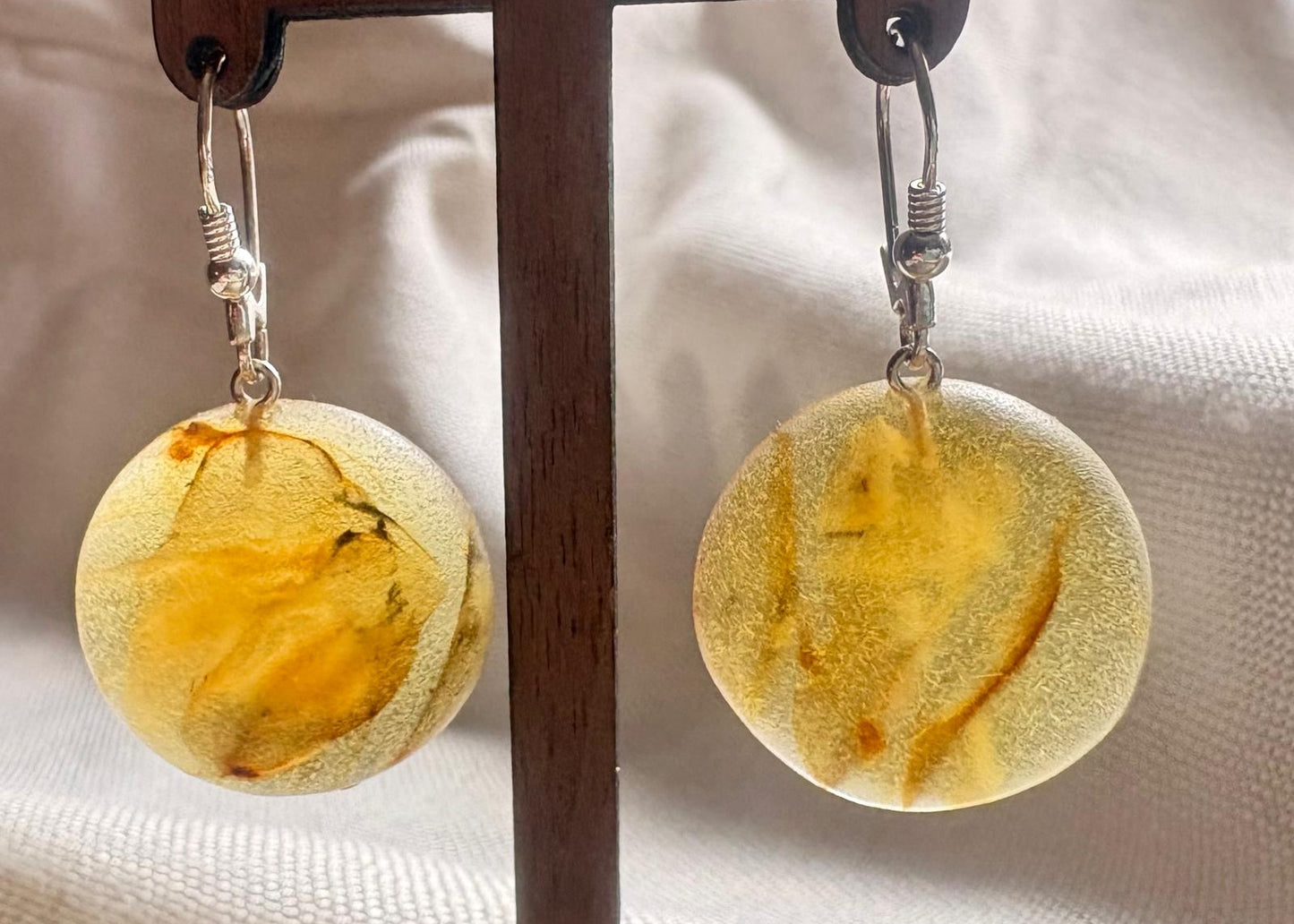 Schöne Ohrringe mit natürlichem Bernstein