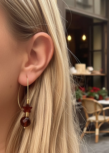 Schöner Ohrschmuck in Kirschrot