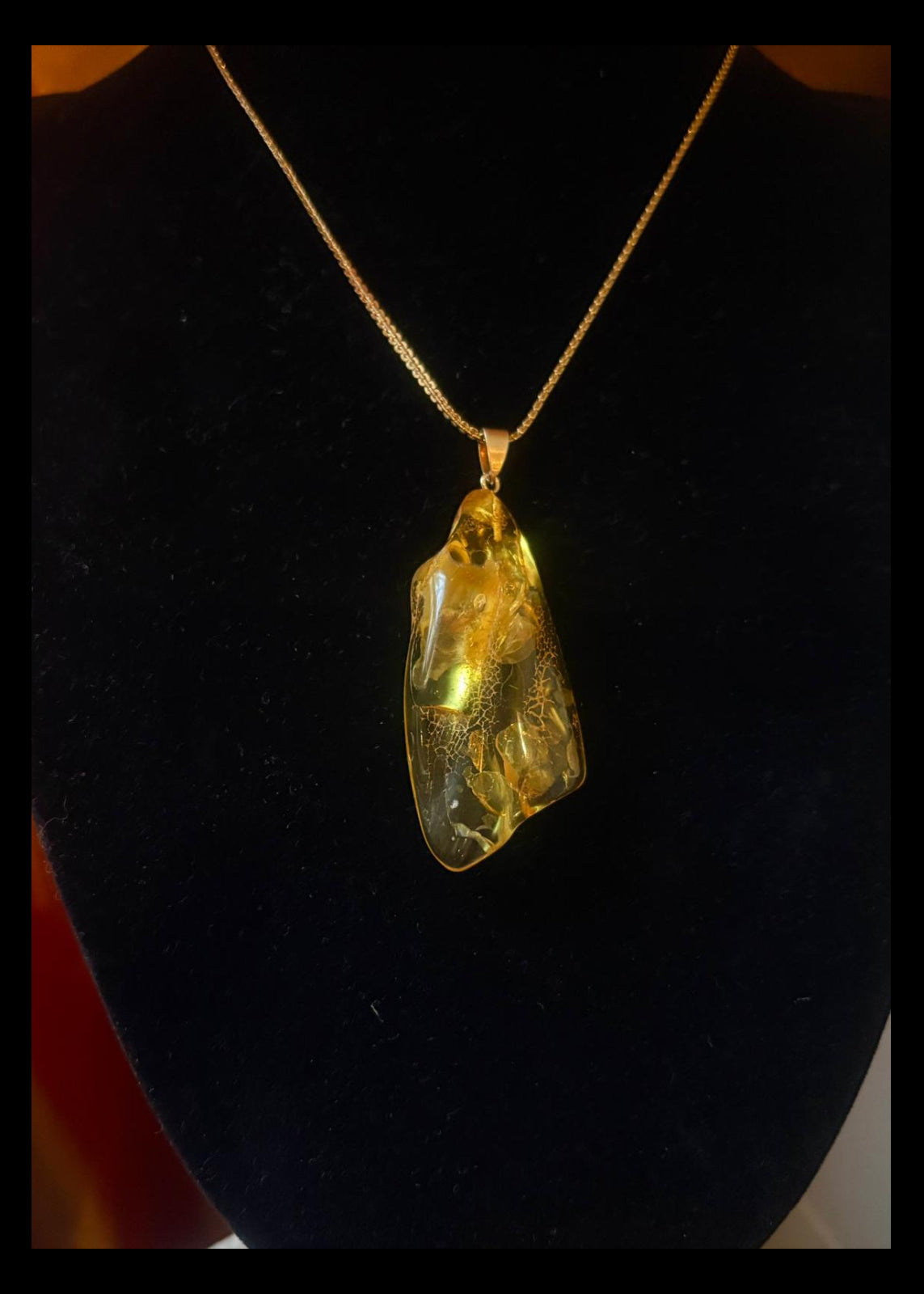 Großer Bernsteinanhänger mit organische Inklusen