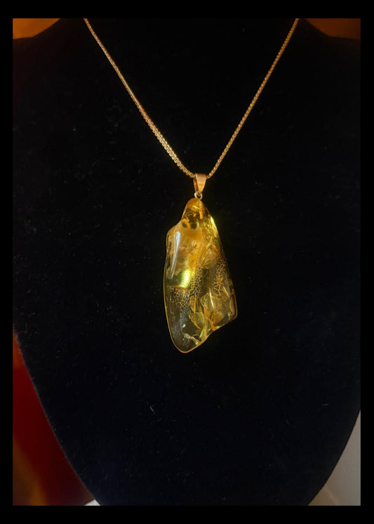 Großer Bernsteinanhänger mit organische Inklusen