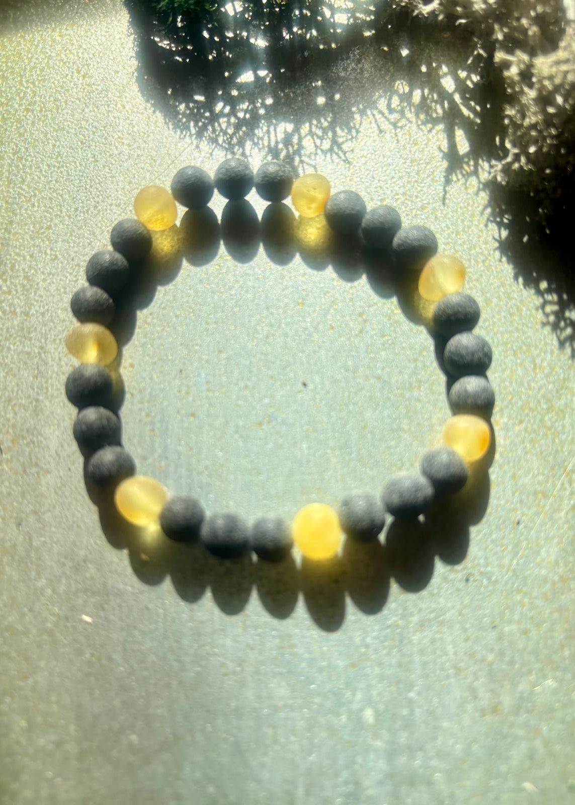 Schönes Armband aus naturbelassenen Bernstein