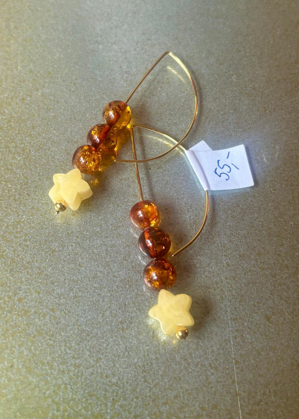 Moderne Ohrhänger aus natürlichem Bernstein