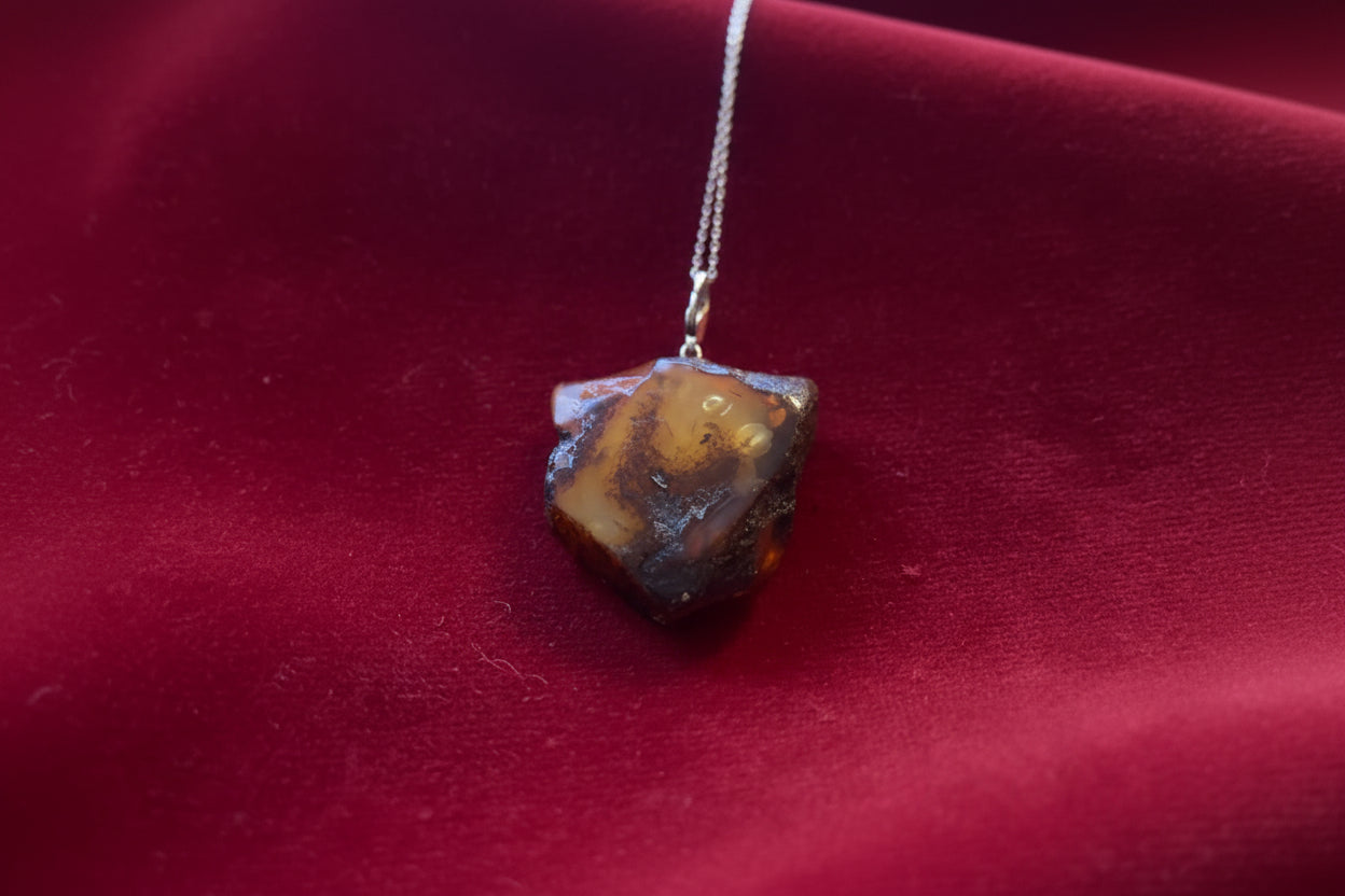 Schöner Anhänger aus natürlichen baltischen Bernstein