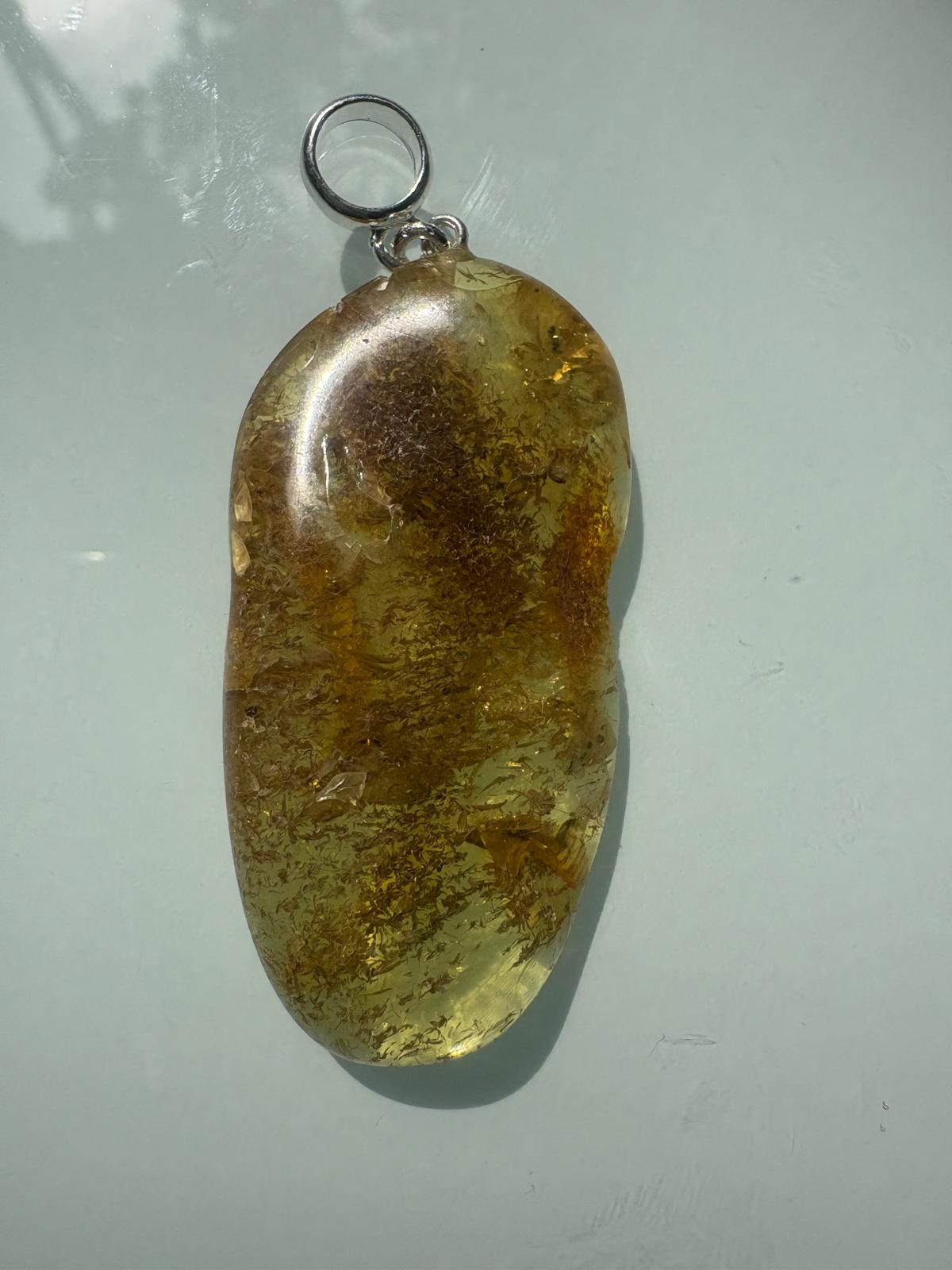 Schöner Anhänger Citrin Farbe aus natürlichen Bernstein