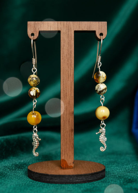 Schöne Ohrringe mit Seepferdchen und Bernsteinkugeln