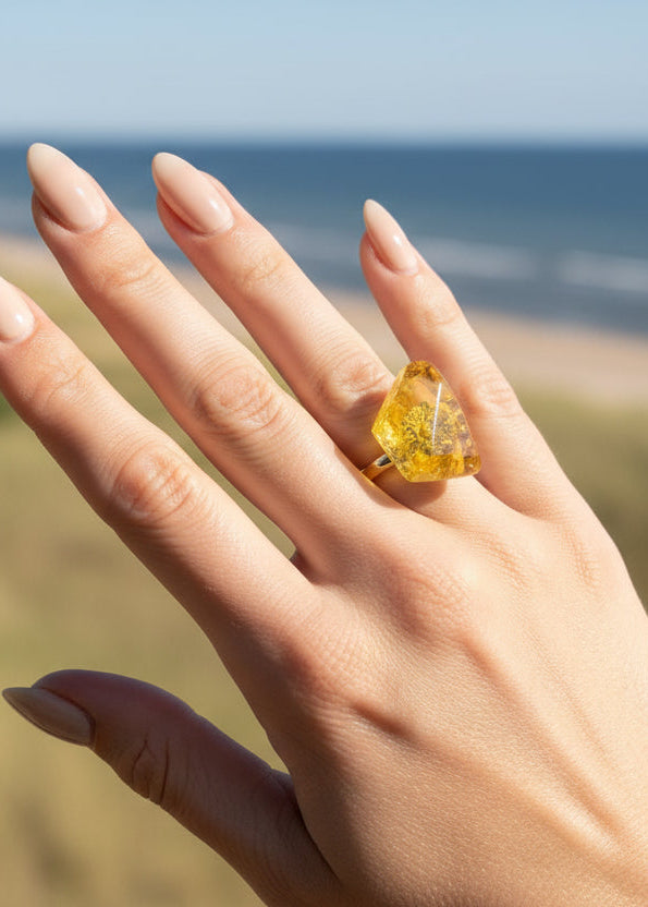 Bernsteinring mit facettiertem Schliff