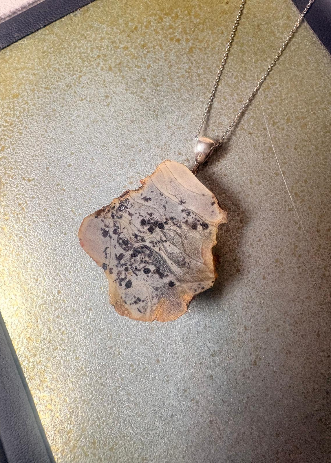 Anhänger mit  Marmorstruktur