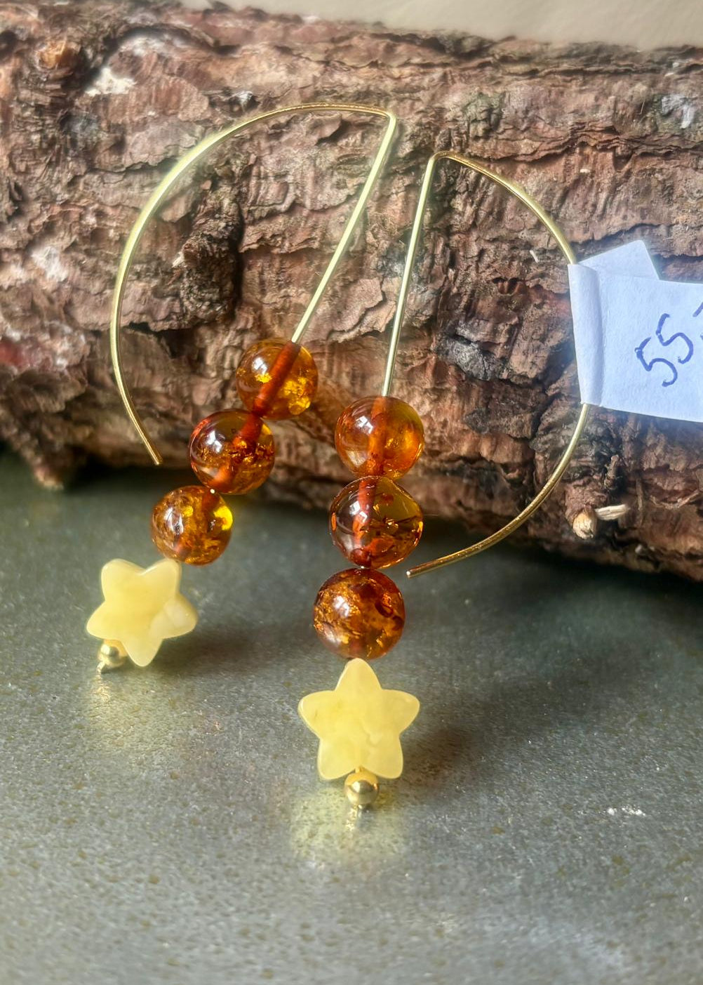 Moderne Ohrhänger aus natürlichem Bernstein