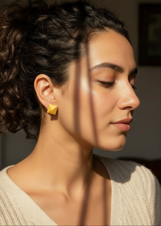 Handgefertigte Ohrstecker mit echten weißen Bernstein