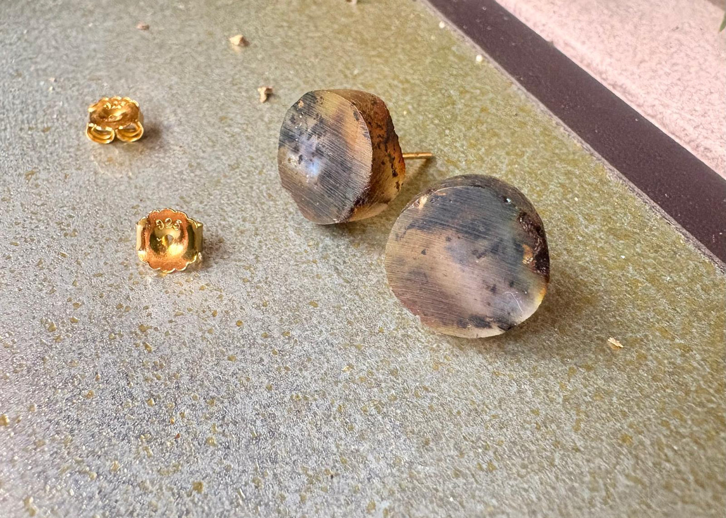 Ohrstecker mit blauen Bernstein