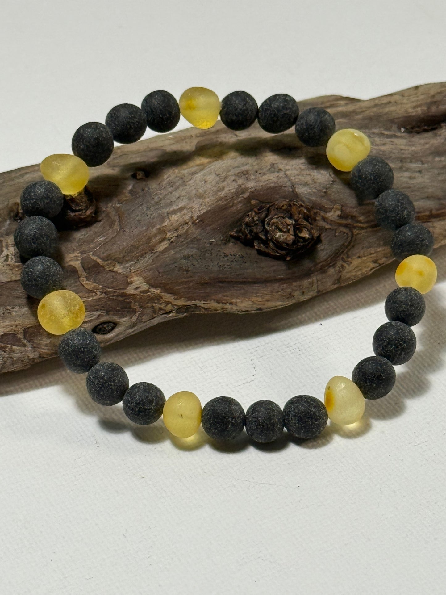 Schönes Armband aus naturbelassenen Bernstein