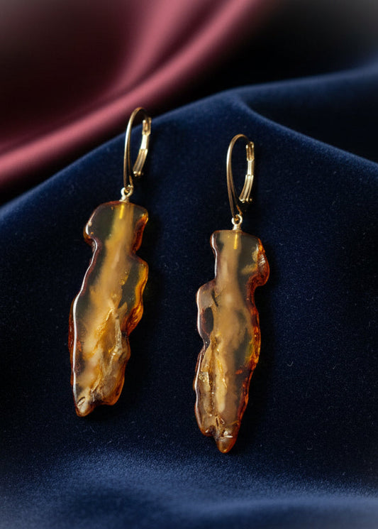 Schöne Ohrringe in warmem Cognac-Ton transparent