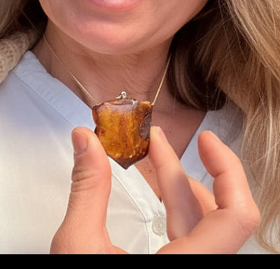 Schöner Anhänger aus natürlichen baltischen Bernstein