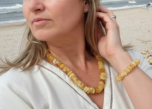 Handgearbeitete Naturbernsteinkette mit passendem Armband im Set