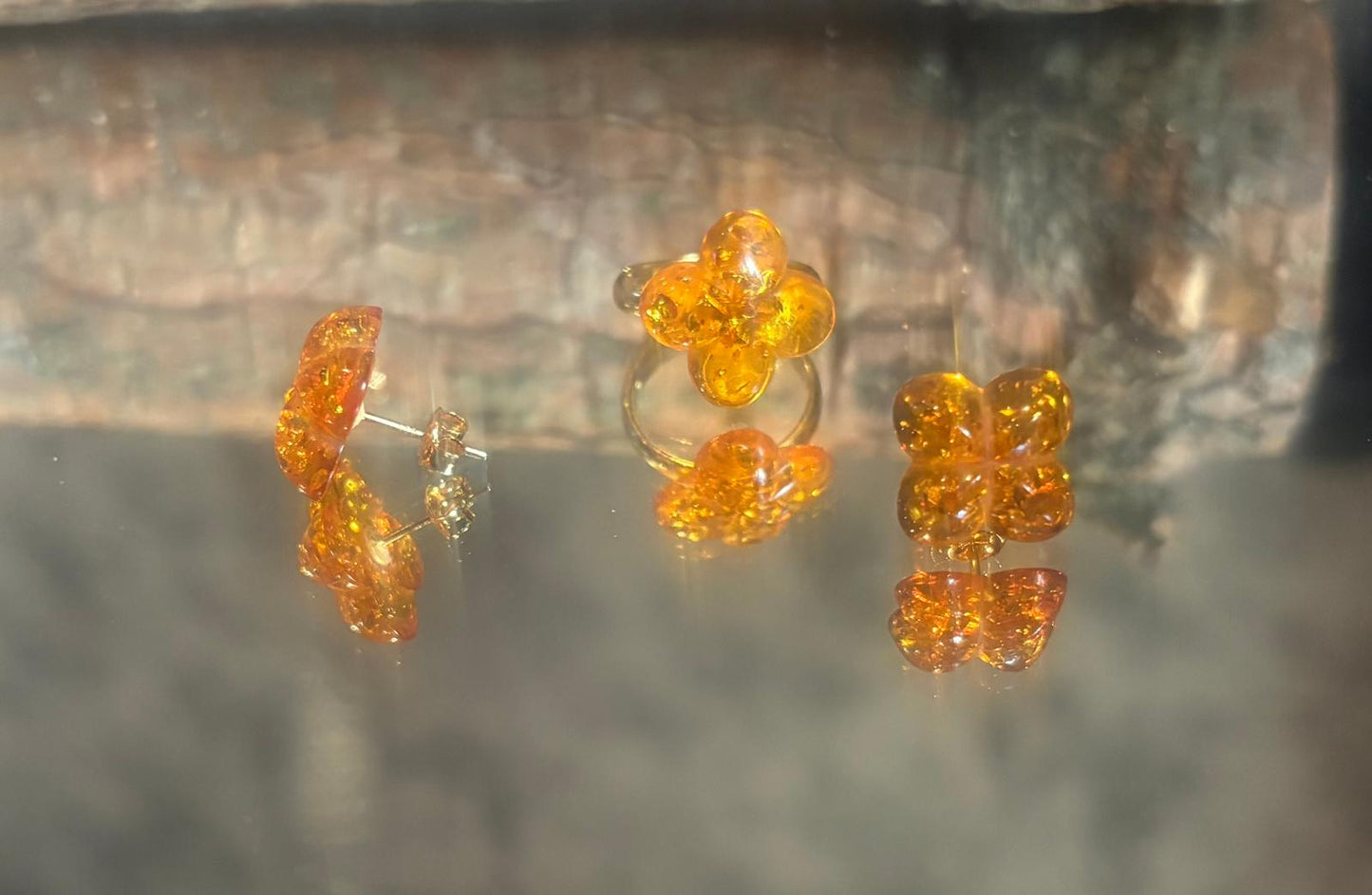 Schönes Set aus einem Ring und einem Paar Ohrstecker Naturbernstein