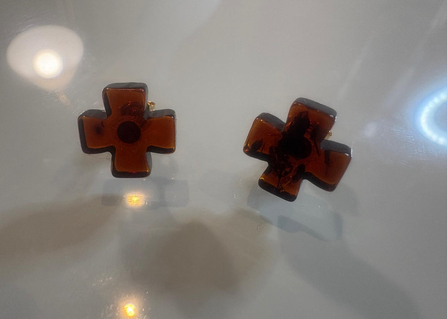 Kreuz-Ohrstecker in Kirschrot