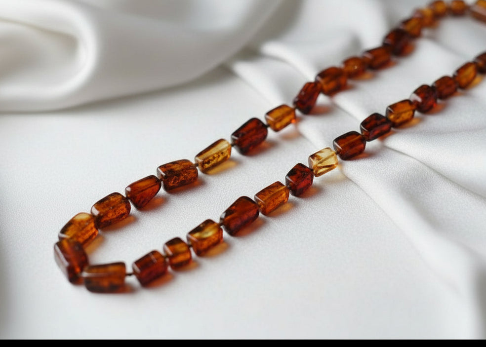 Schöne Halskette aus natürlichem Bernstein