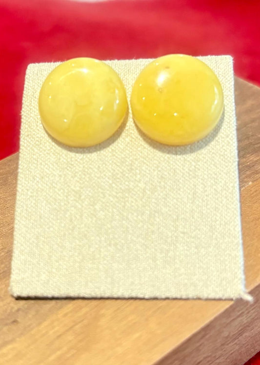 Schöne Ohrstecker aus natürlichem Bernstein