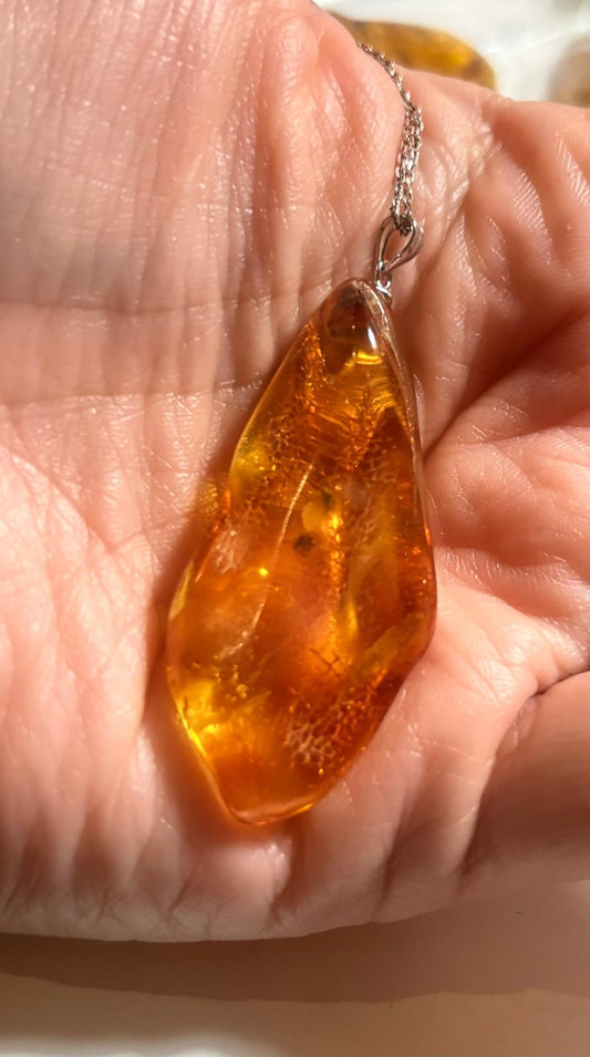 Seltener Bernstein-Anhänger mit Inklusen Spinne