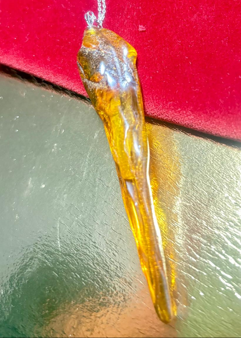 Bernsteinanhänger in Eiszapfenform