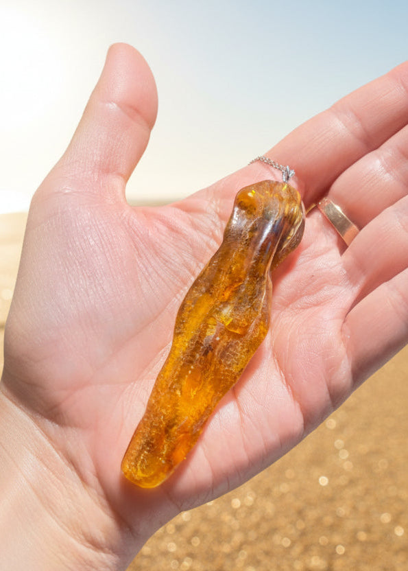 Bernsteinanhänger in Eiszapfenform