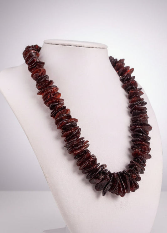 Halskette in sattem Kirschrot