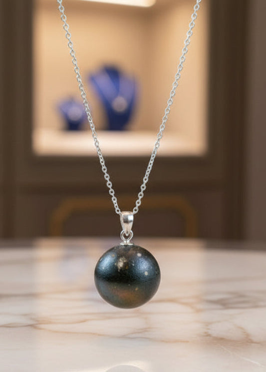 Bernstein-Anhänger im minimalistischen Stil