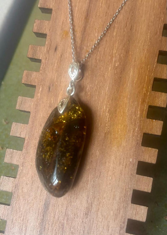 Schöner Anhänger im grünem Bernstein