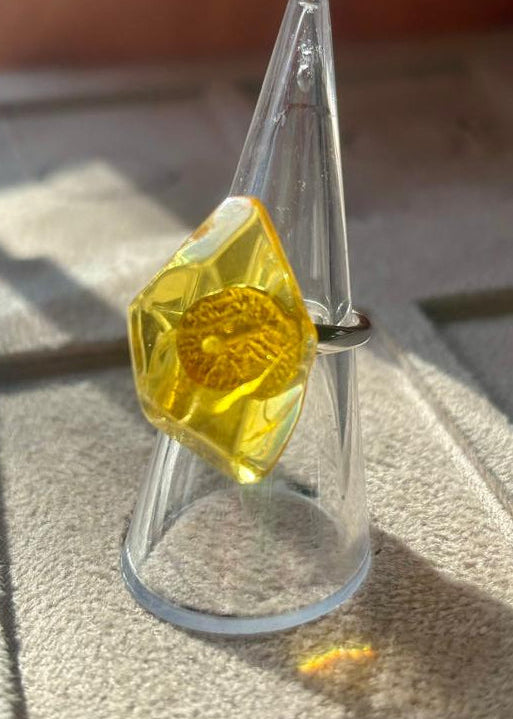 Bernsteinring mit facettiertem Schliff