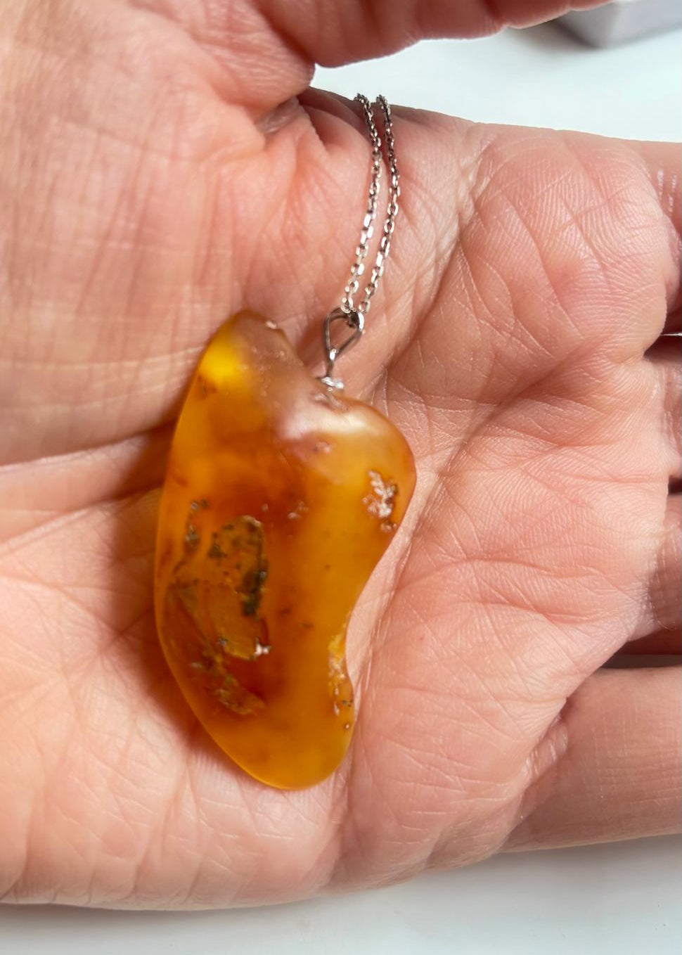 Schöner Bernsteinanhänger mit 925er Silberöse