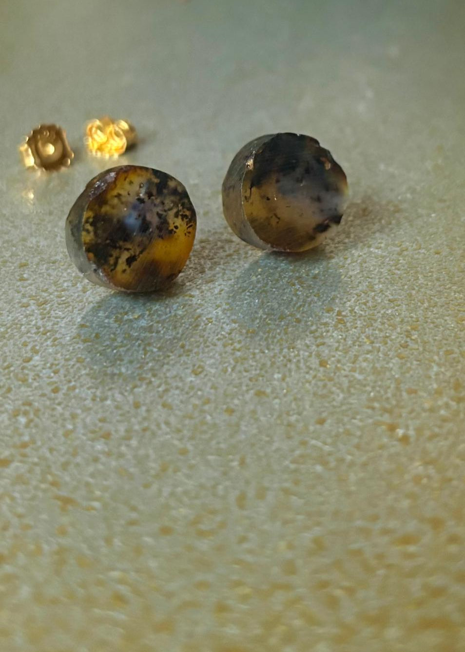 Ohrstecker mit blauen Bernstein