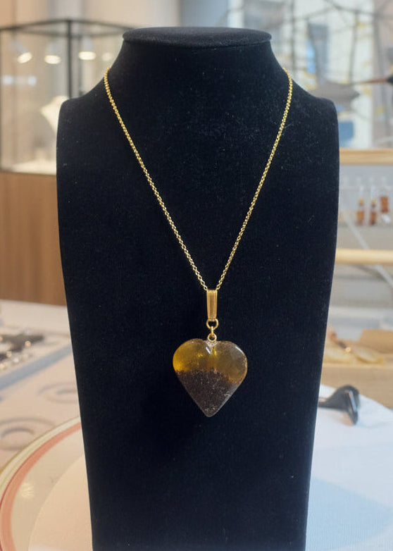 Einzigartige goldfarbene Halskette mit Herzanhänger aus Naturbernstein