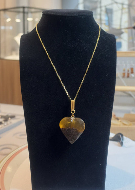 Einzigartige goldfarbene Halskette mit Herzanhänger aus Naturbernstein