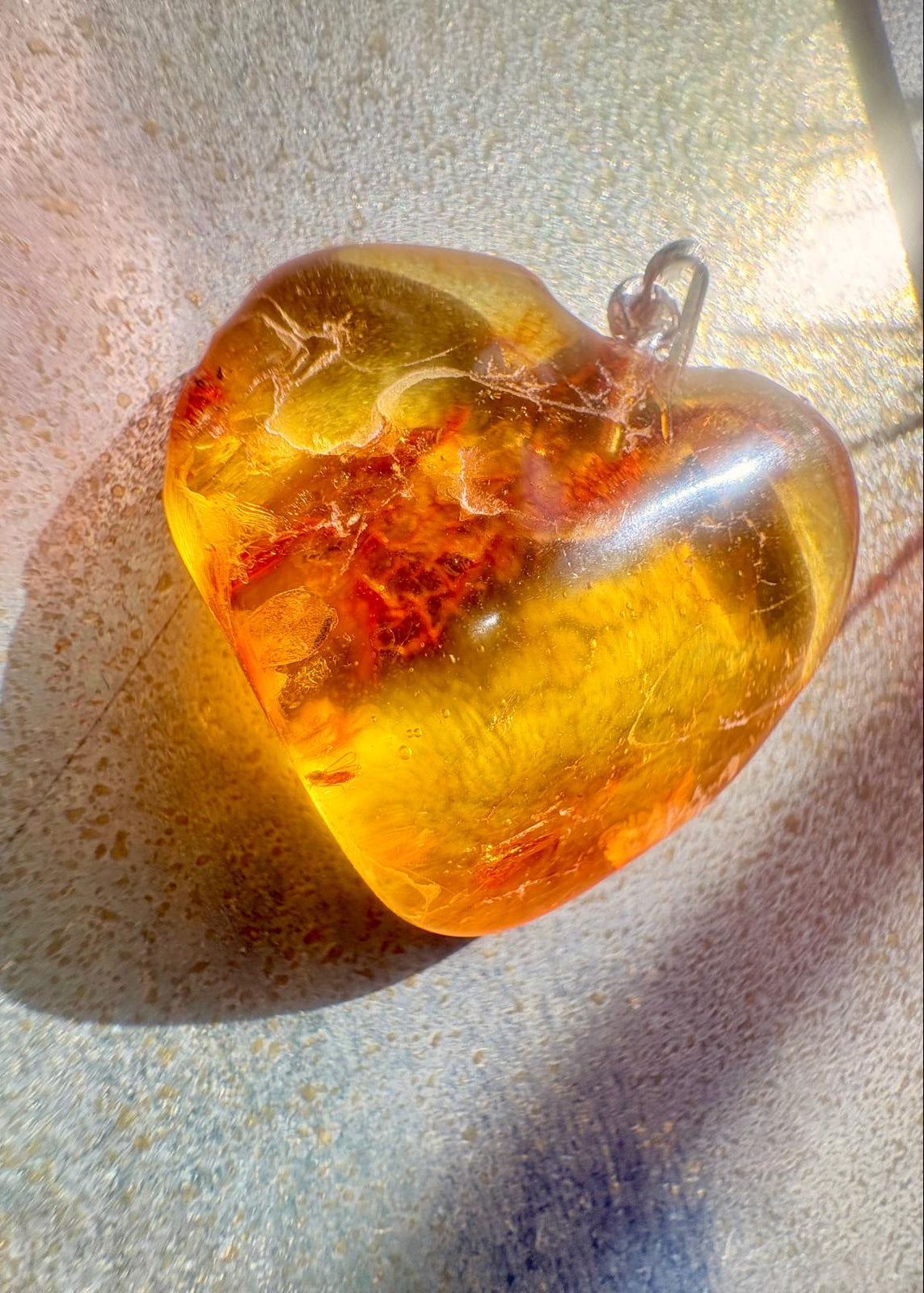 Bernstein Anhänger in Herzform mit 4 organischen Inklusen