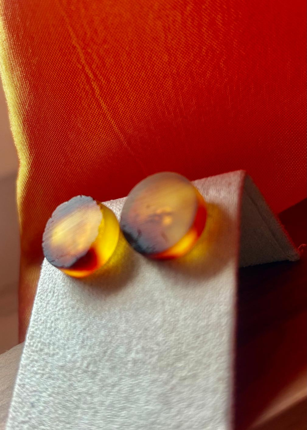 Schöne Ohrstecker aus natürlichem Bernstein