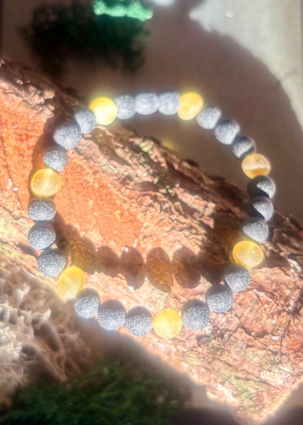 Schönes Armband aus naturbelassenen Bernstein