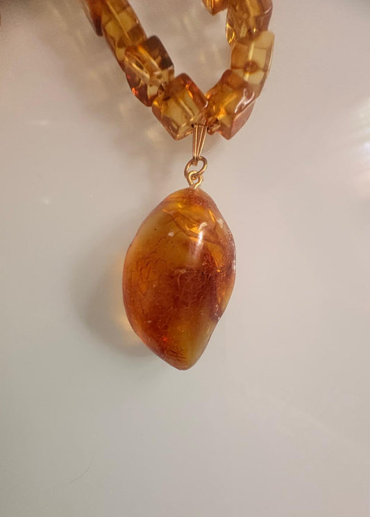 Bernstein-Anhänger mit Inklusen